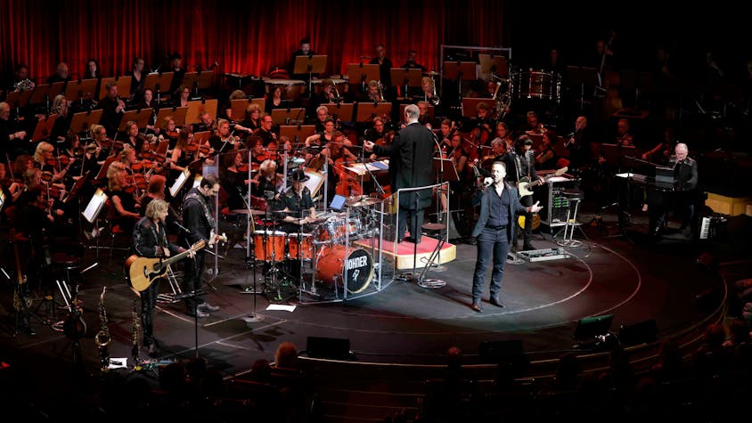 Auf der Bühne der Philharmonie stehen die Höhner in Begleitung des Orchesters der Jungen Sinfonie Köln unter der Leitung von Sebastian Hässy.