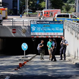 Die Einsatzkräfte der Feuerwehr Köln waren am Donnerstag mit drei Löschzügen an der Mediapark-Tiefgarage im Einsatz.