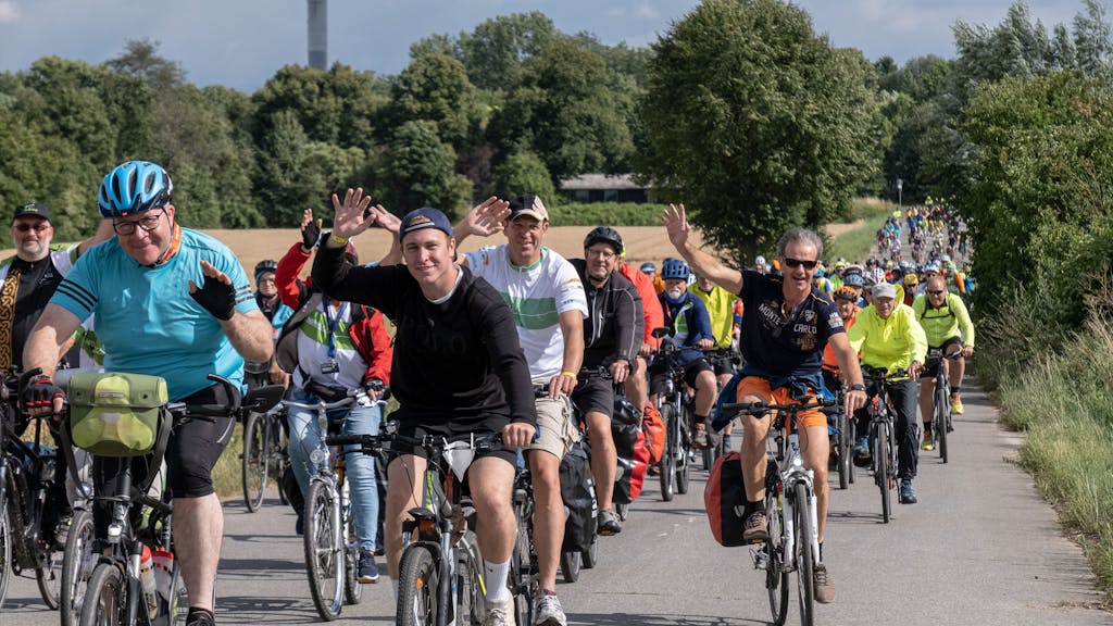NRW-Radtour 2022, viele Fahrradfahrer in einer Kolonne.