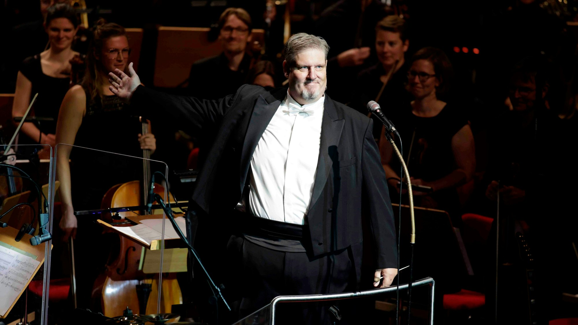 Dirigent Sebastian Hässy an seinem Pult