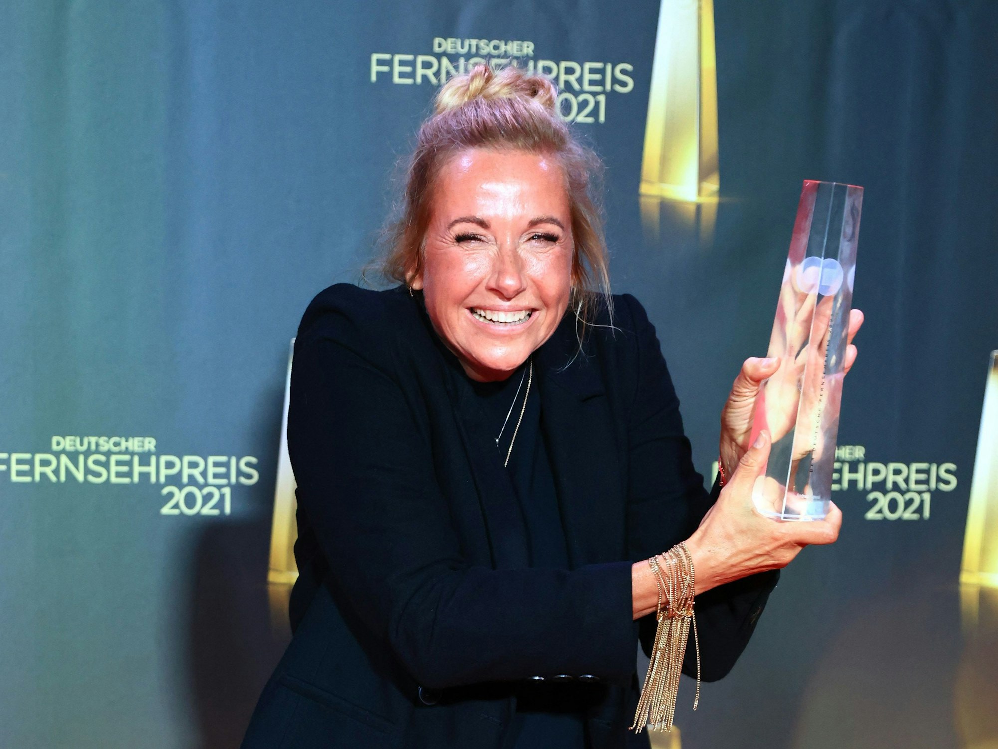 Moderatorin Andrea Kiewel freut sich nach der Verleihung des Deutschen Fernsehpreises 2021 im Tanzbrunnen über die Auszeichnung in der Kategorie «Beste Moderation/Einzelleistung Unterhaltung».