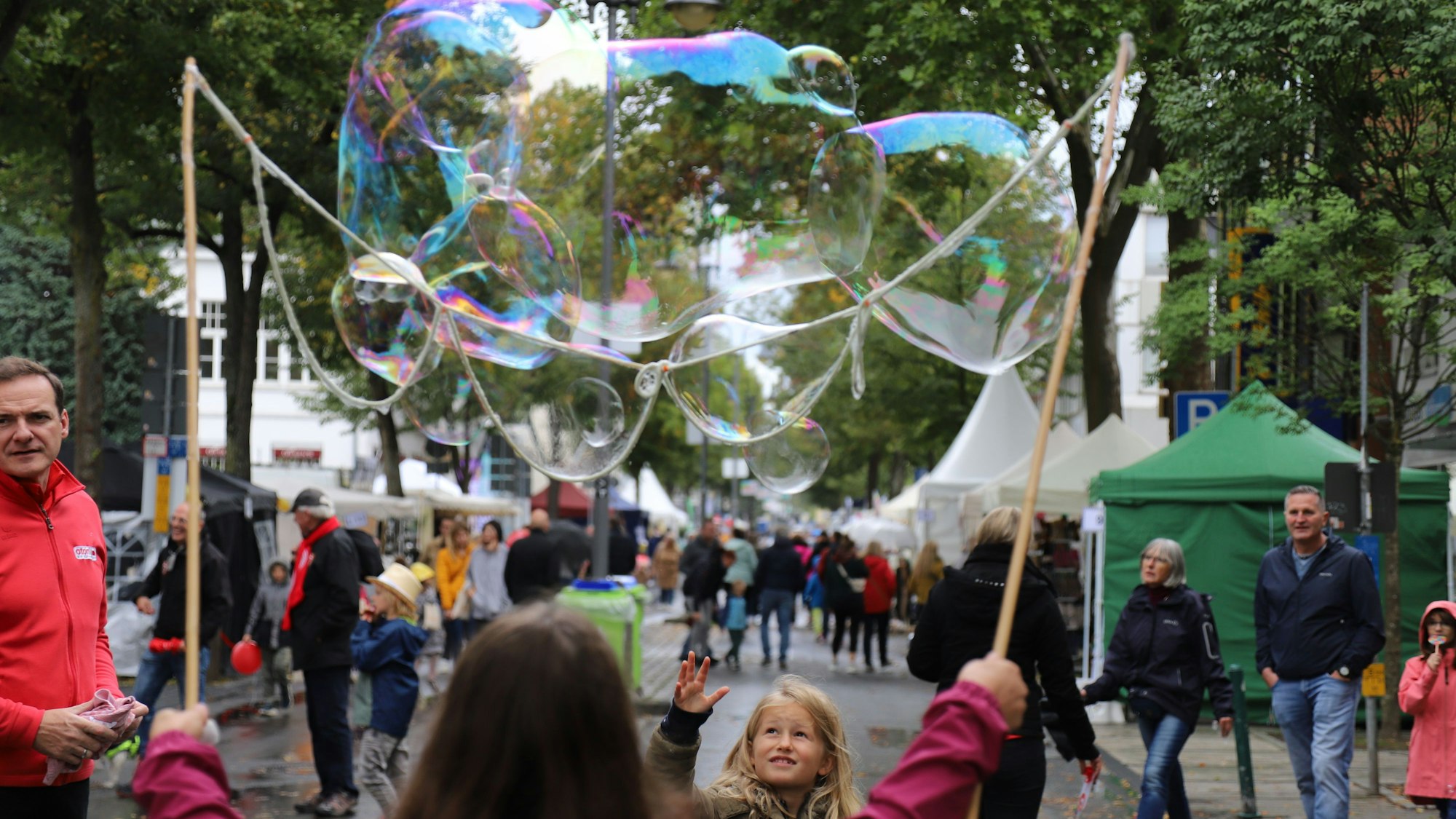 Das Stadtfest Hennef fand 2022 nach drei Jahren erstmals wieder statt, mit weniger Ausstellern und Besuchern, aber sehr zufriedenen Menschen.