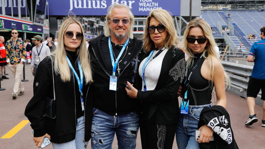 Davina, Robert, Carmen und Davina, posieren in Monaco für ein Foto.&nbsp;