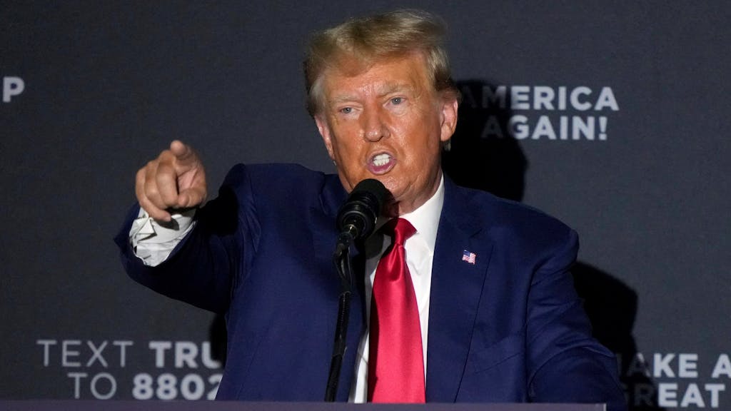Donald Trump gestikuliert mit ausgefahrenem Zeigefinger bei einer Wahlkampf-Veranstaltung.