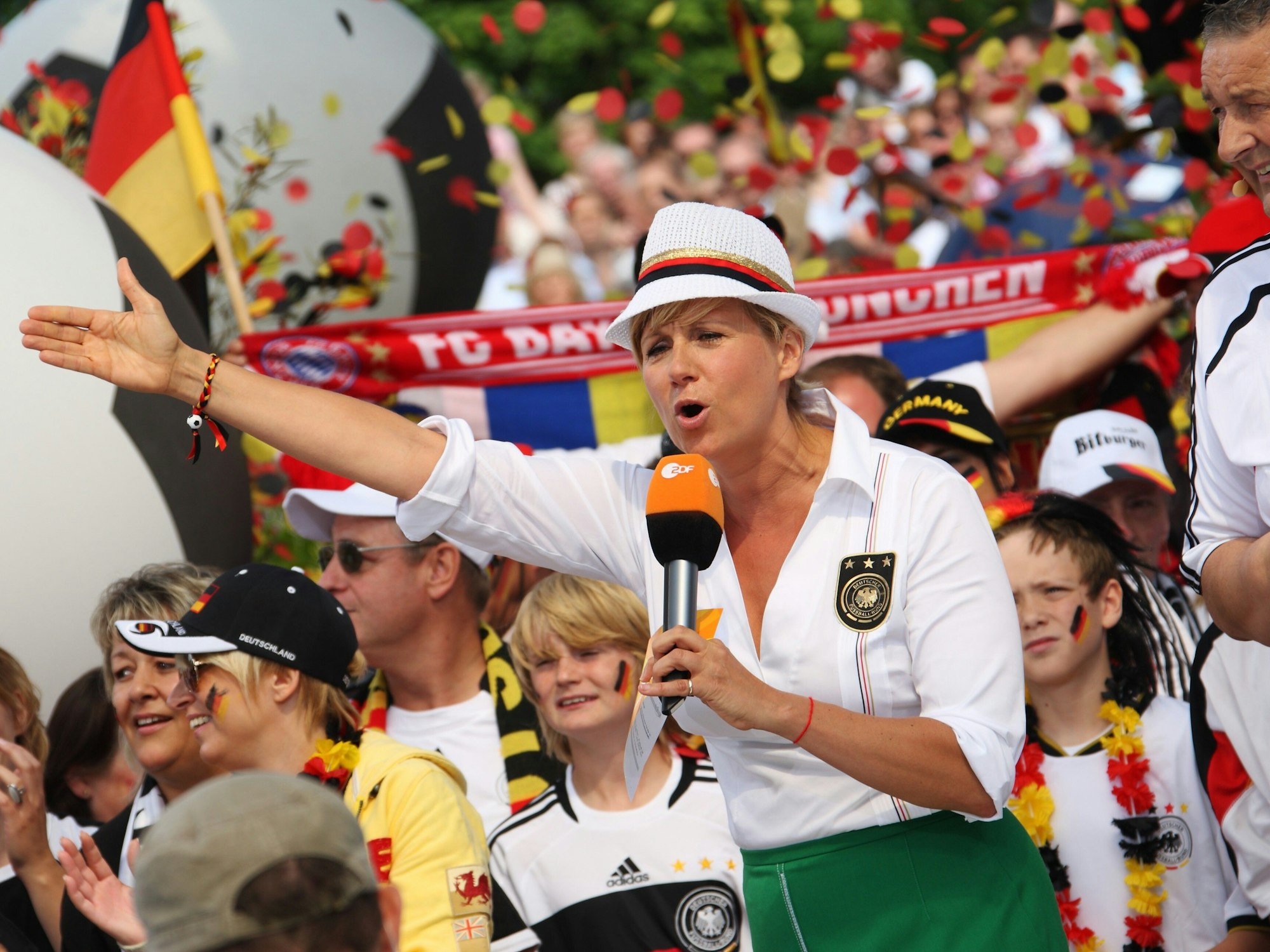 Das Handout vom 13.06.2010 zeigt Andrea Kiewel während ihrer Moderation des ZDF-Fernsehgartens in Mainz.