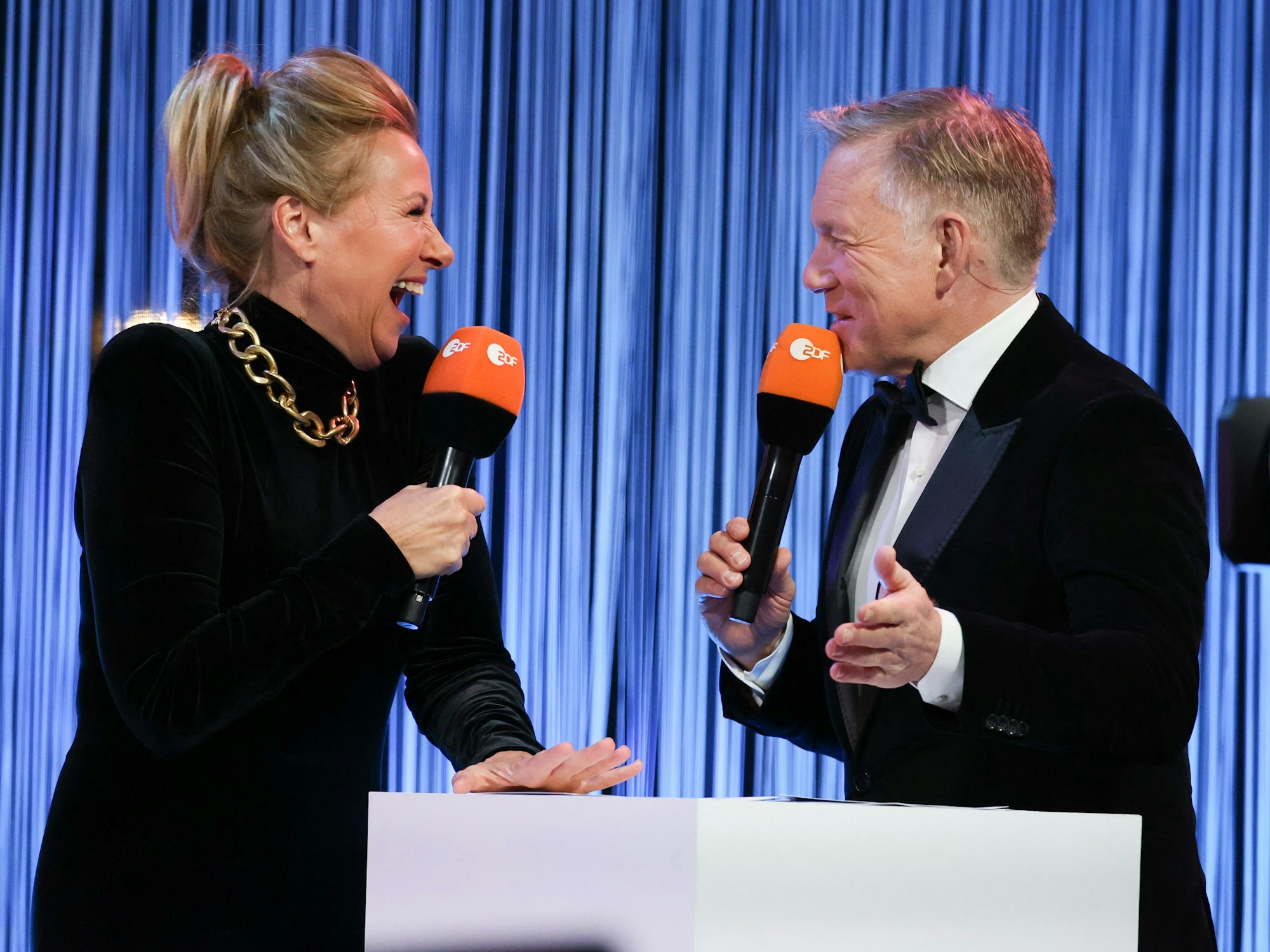 Andrea Kiewel (l) und Johannes B. Kerner moderieren die ZDF-Silvester-Show vor dem Brandenburger Tor.