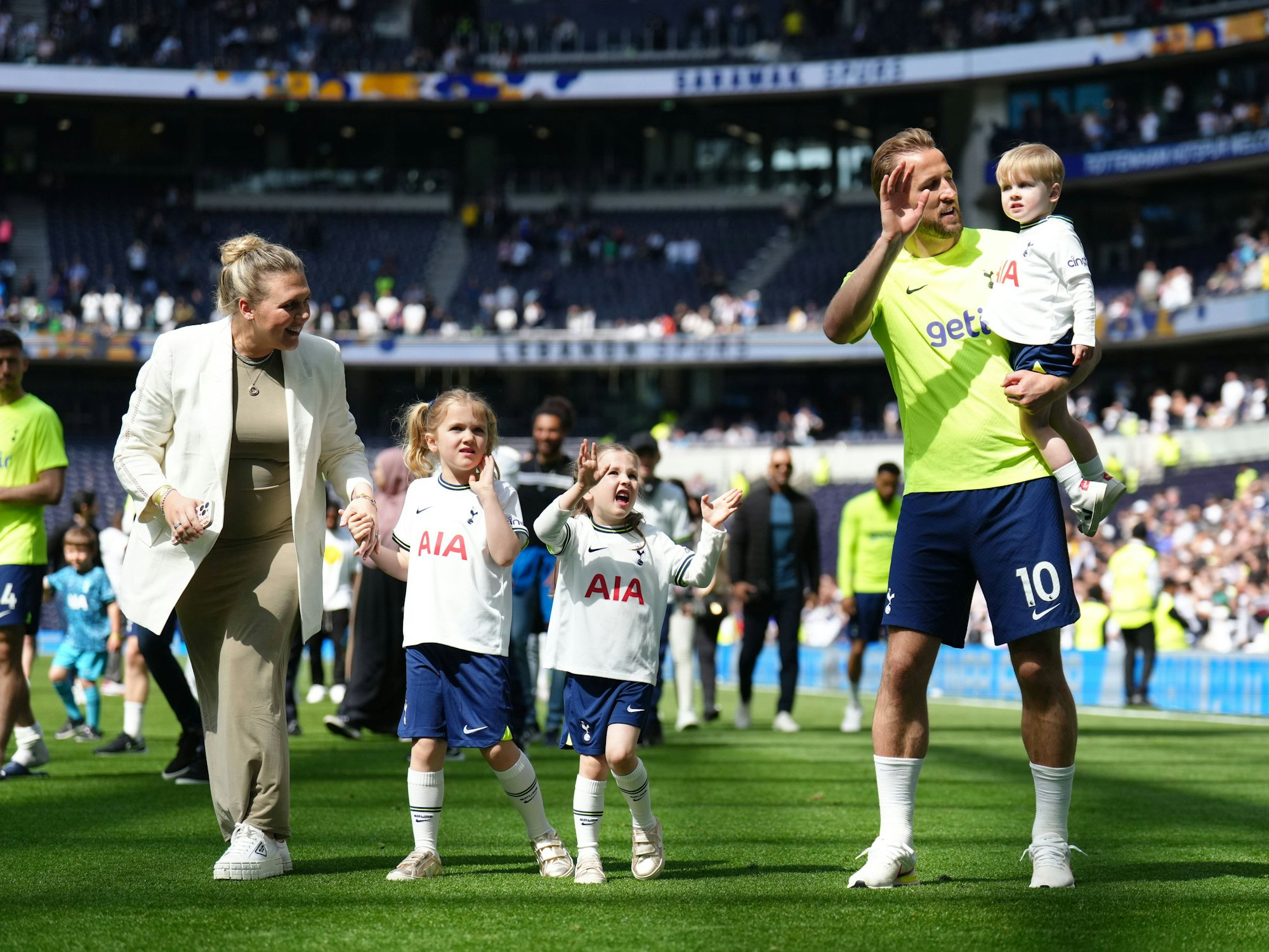 Harry Kane dreht gemeinsam mit seiner Frau und seinen Kindern eine Ehrenrunde bei Tottenham Hotspur.