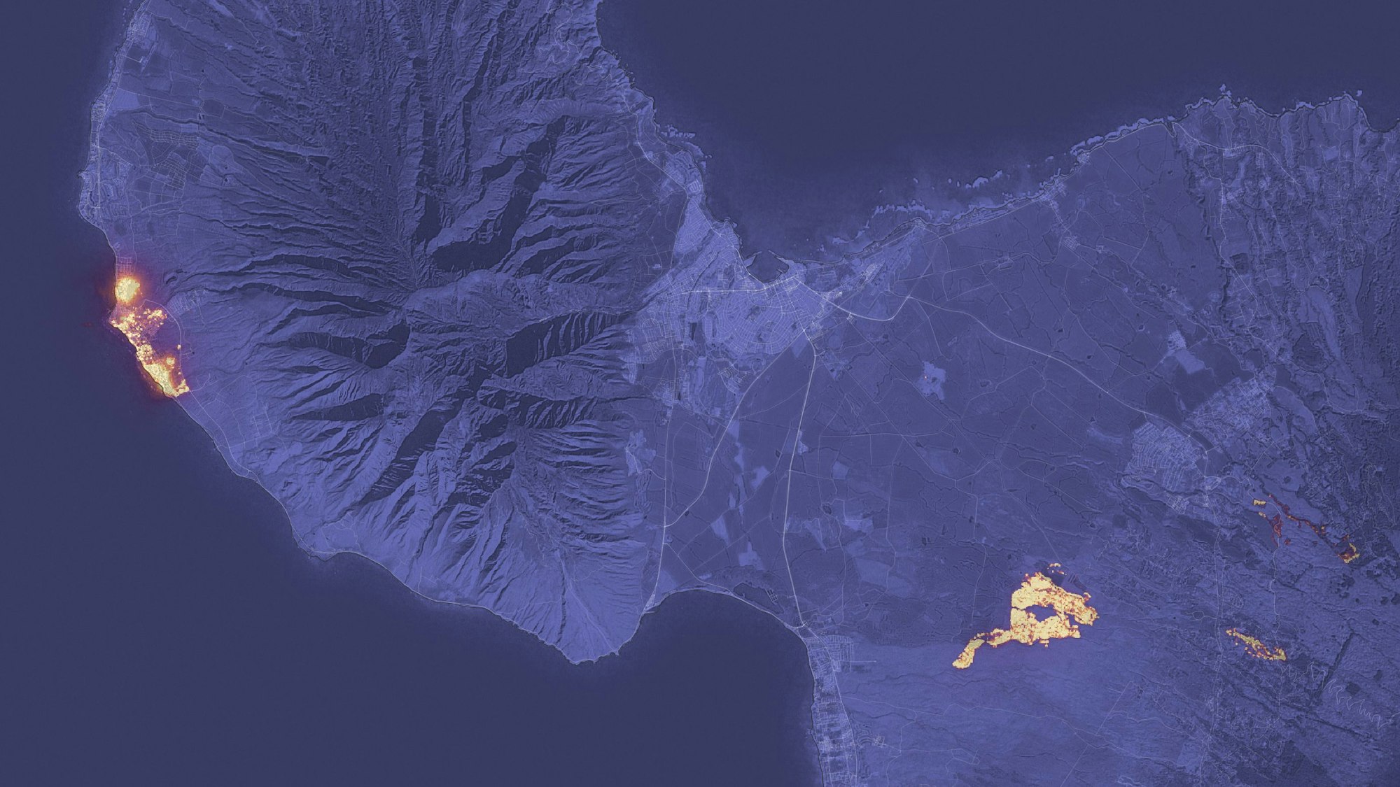 Das Bild des NASA Earth Observatory von Lauren Dauphin, unter Verwendung von Landsat-Daten des U.S. Geological Survey zeigt die Brände auf Maui. Deutlich zu sehen: Die Brände bei Lahaina im Westen des Landes, nahe einem Naturschutzgebiet, und im Nordwesten von Kihei.