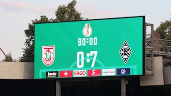 Die Anzeigetafel im Stadion an der Bremer Brücke in Osnabrück zeigt am 11. August 2023 den 0:7-Endstand des DFB-Pokal-Duells TuS Bersenbrück gegen Borussia Mönchengladbach.