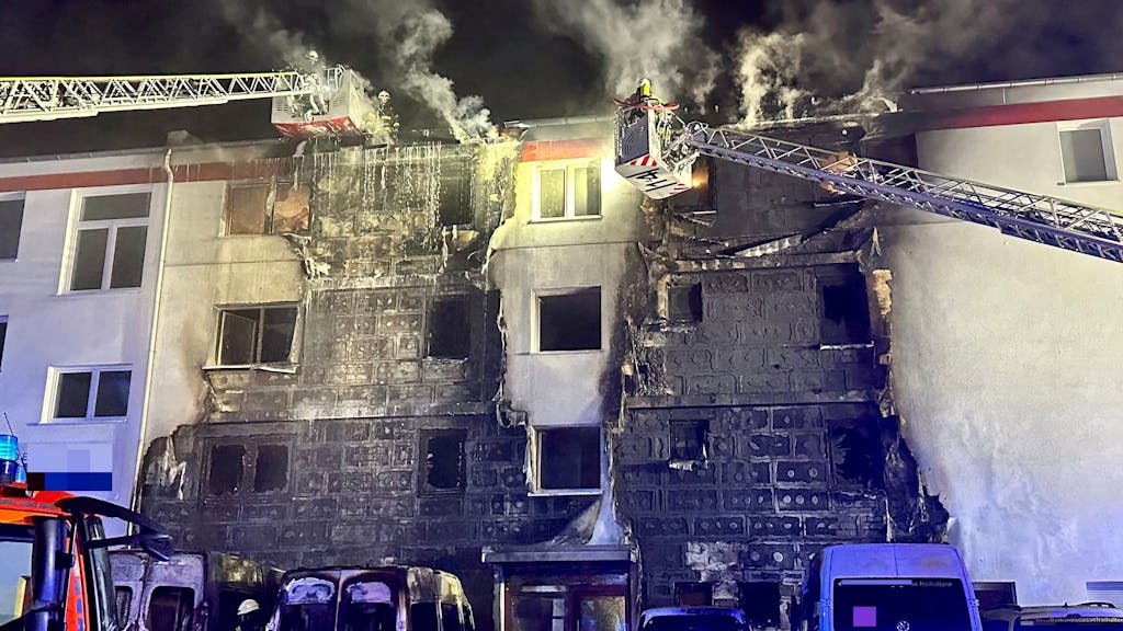Kölner Feuerwehr löscht mit zwei Drehleitern eine brennende Hausfassade.&nbsp;