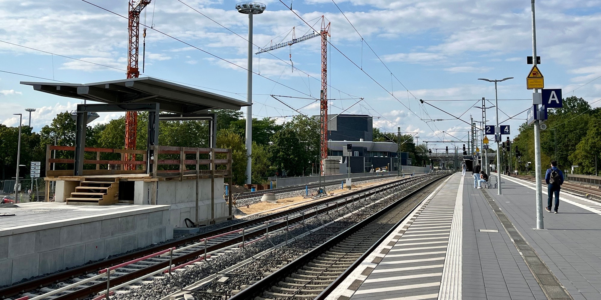 Am Bahnhof Leverkusen-Mitte stehen Baukräne.