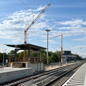 Die Oberleitung des neuen RRX-Gleises im Bahnhof Leverkusen-Mitte