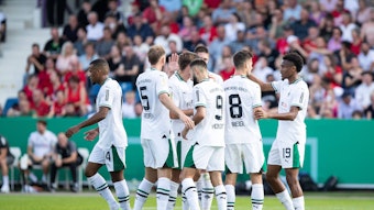 Das Team von Borussia Mönchengladbach bejubelt am 11. August 2023 einen Treffer im DFB-Pokalspiel gegen den TuS Bersenbrück.