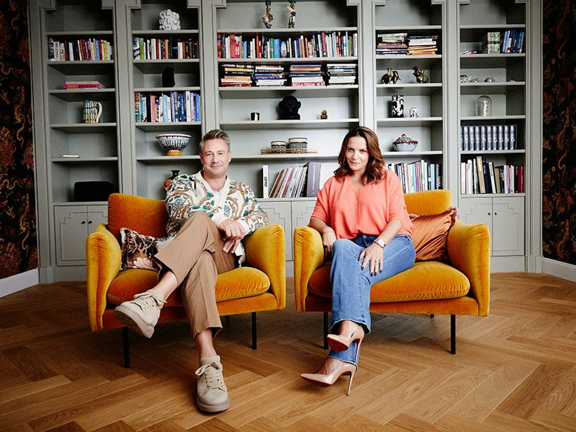 Julia Röntgen und Sasha sitzen in ihrer Wohnung.