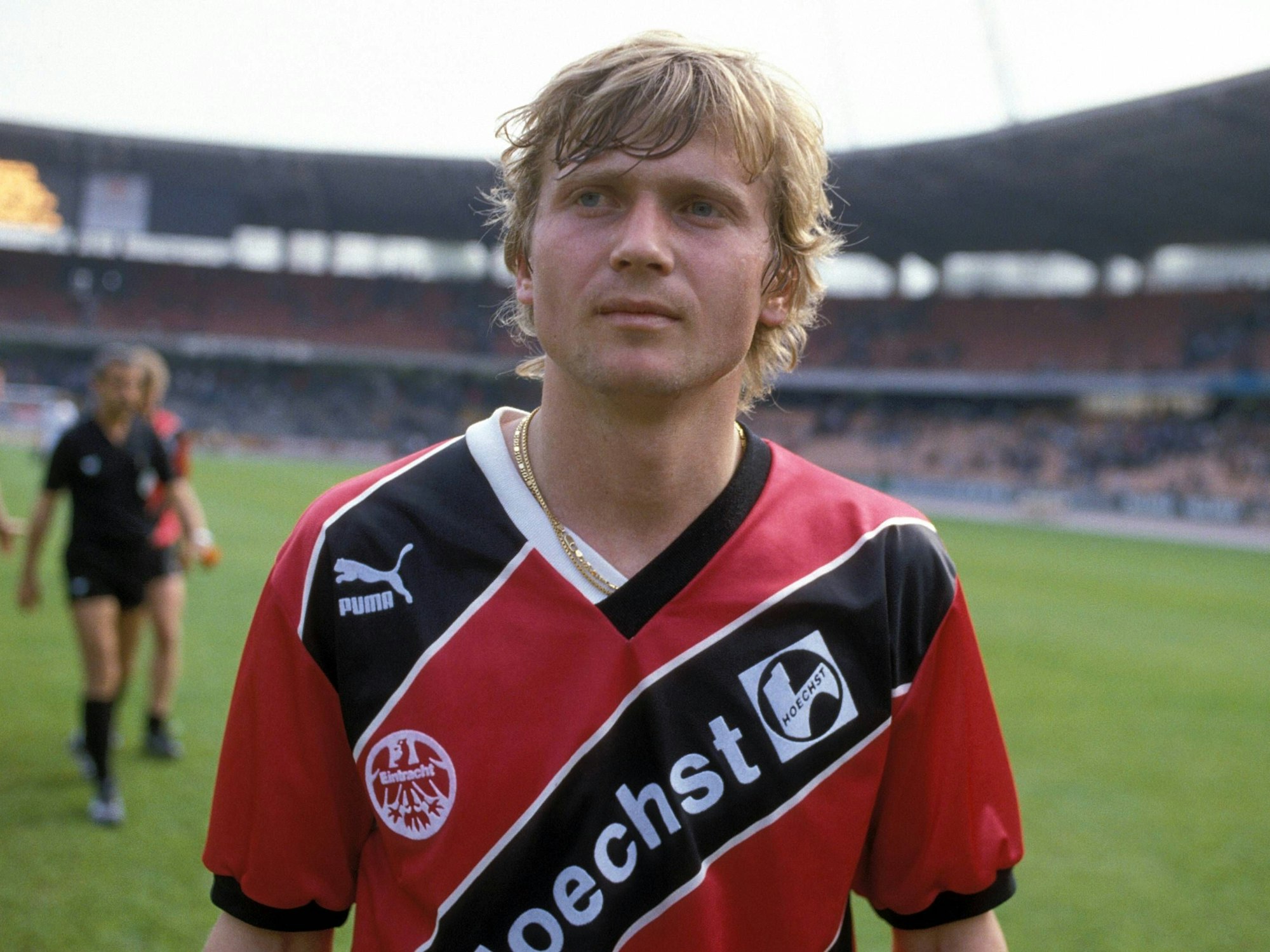 Lajos Detari steht im Trikot von Eintracht Frankfurt auf dem Platz.
