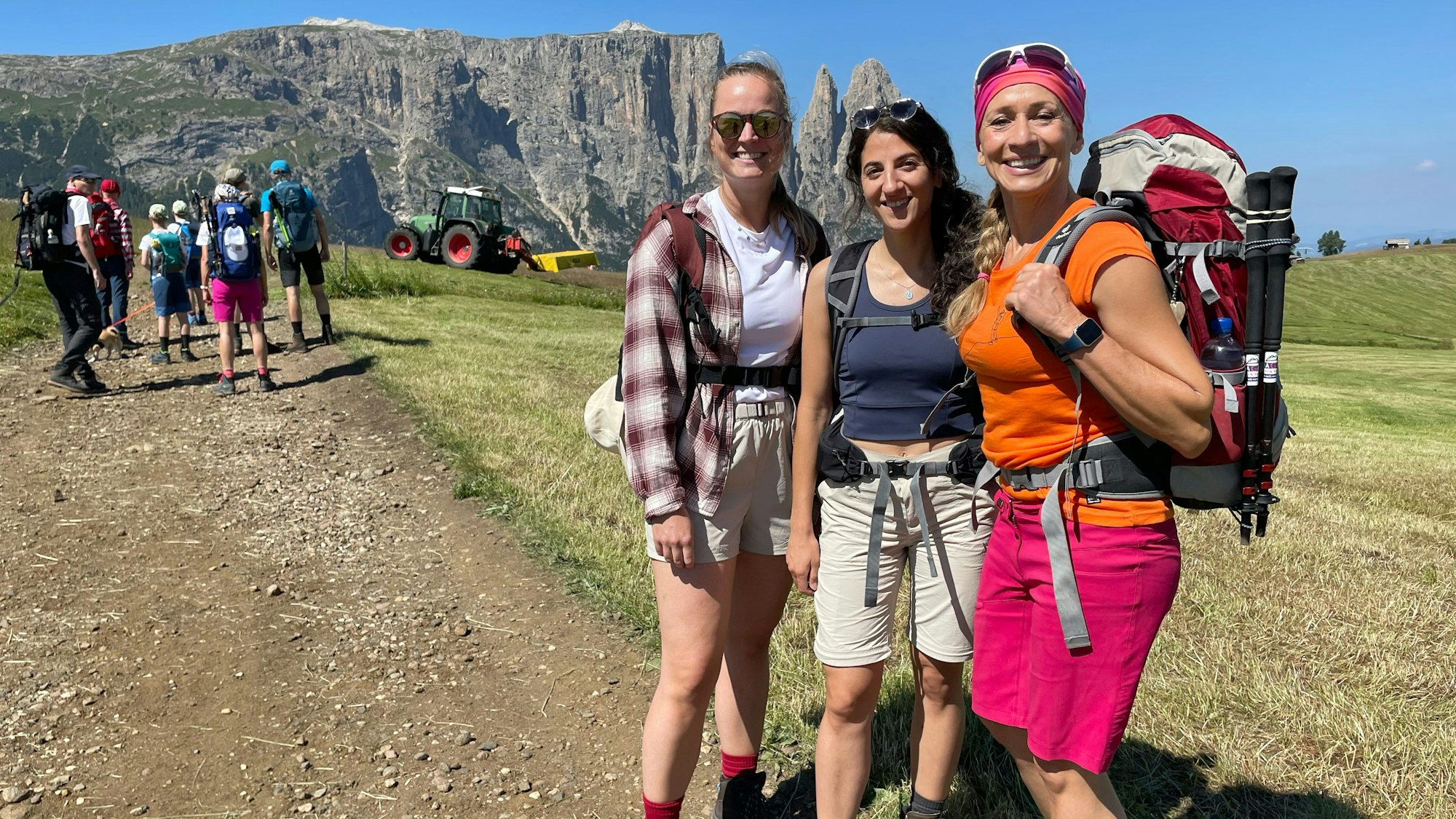 Das Foto zeigt Tamina Kallert (r.) und ihre Wanderbegleitung Sonja Klug (l.) und Sandra Aras.