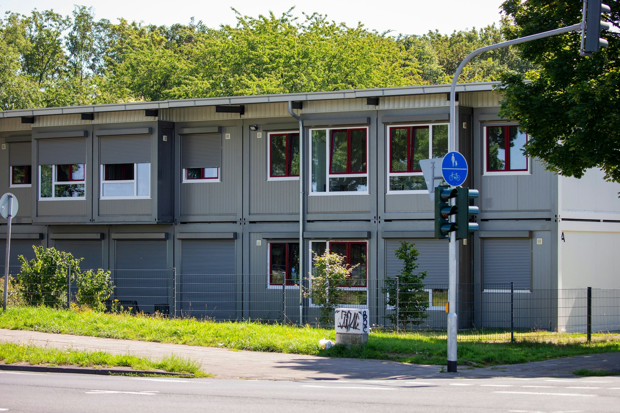 Die Flüchtlingsunterkunft am Schlagbaumsweg in Holweide. Hier hatte die Stadt auch eine Familie untergebracht, deren Mitglieder eine Streifenwagenbesatzung attackiert haben sollen.