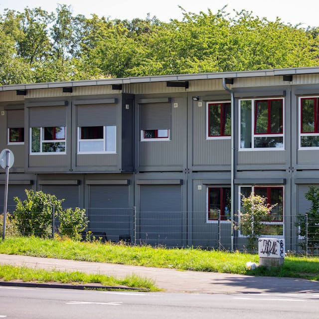Die Flüchtlingsunterkunft am Schlagbaumsweg in Holweide. Hier hatte die Stadt auch eine Familie untergebracht, deren Mitglieder eine Streifenwagenbesatzung attackiert haben sollen.
