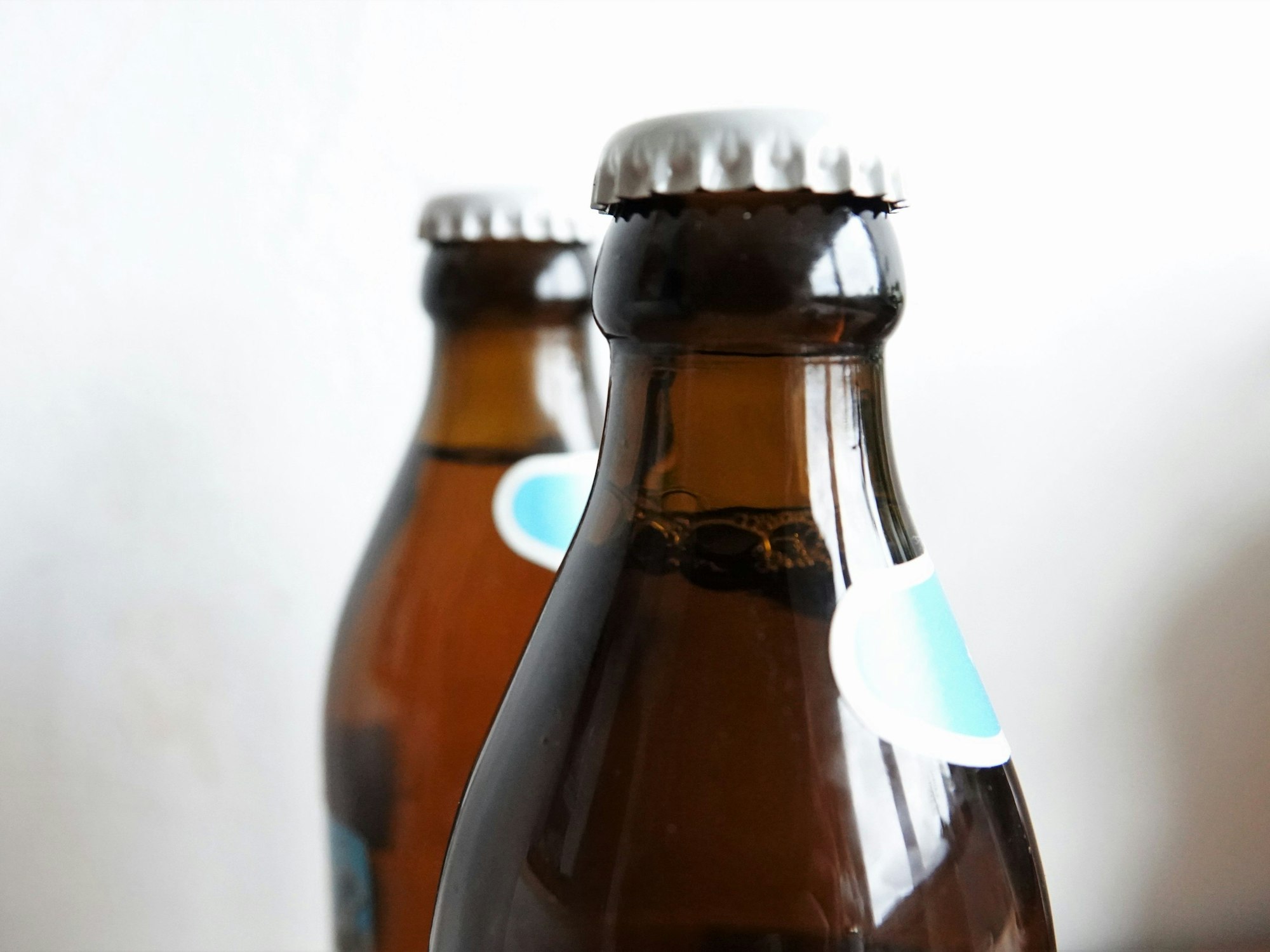 Geschlossene Bierflaschen stehen auf einemTisch in einer Küche.