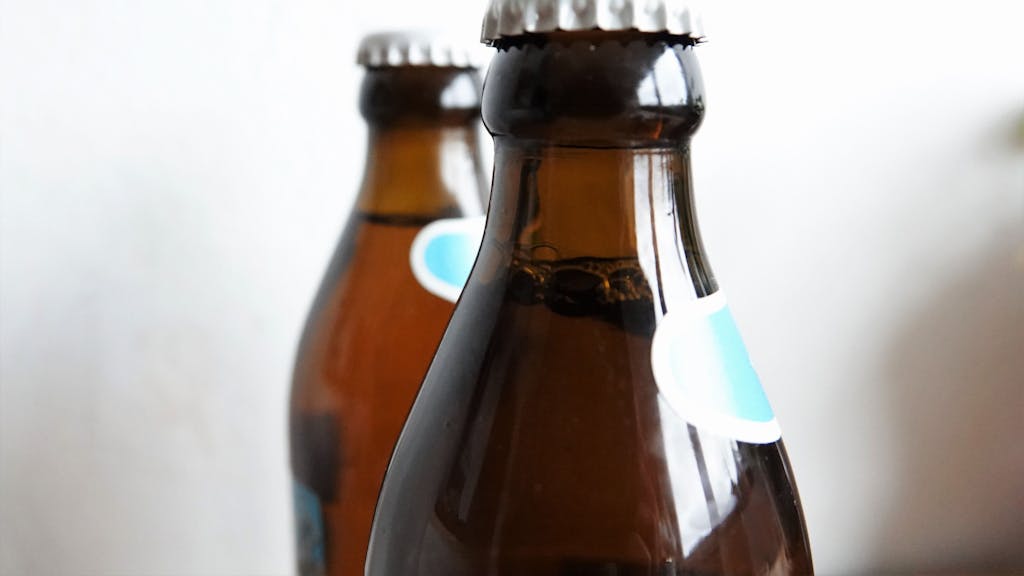 Geschlossene Bierflaschen stehen auf einem&nbsp;Tisch in einer Küche.