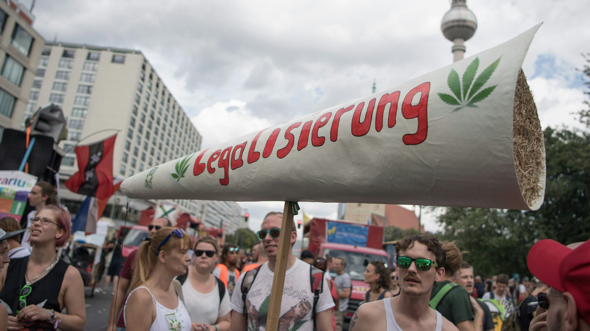 Teilnehmer halten einen riesigen Joint mit der Aufschrift «Legalisierung» bei der 23. Hanfparade für eine Legalisierung von Cannabis.
