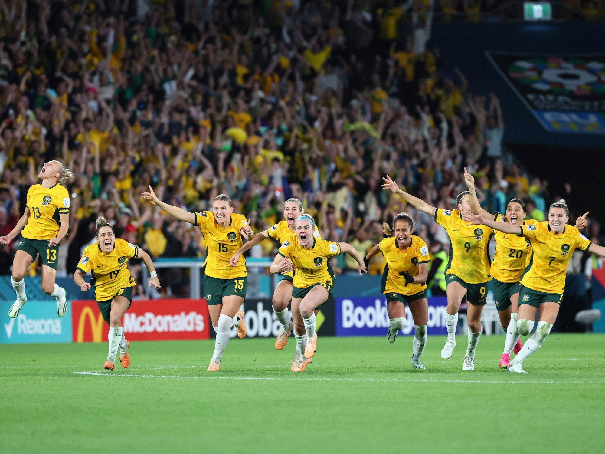 Australische Spielerinnen feiern ihren Sieg gegen Frankreich.