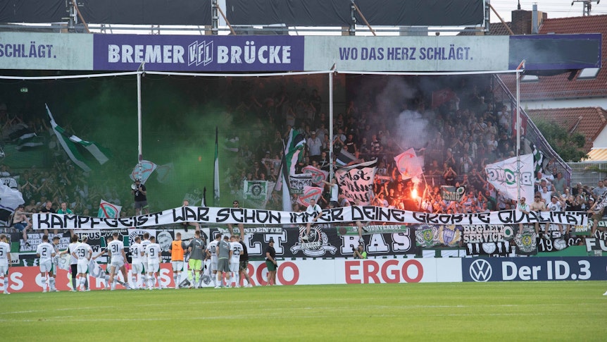 Die Fans von Borussia Mönchengladbach zeigen nach dem DFB-Pokalspiel am 11. August 2023 beim TuS Bersenbrück ein Banner mit einer Botschaft an Stefan Lainer: „Kampfgeist war schon immer deine größte Qualität“.