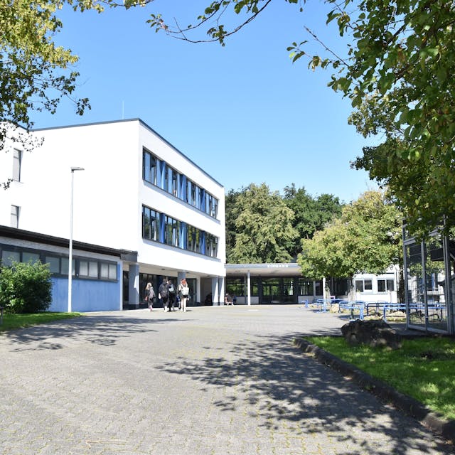 Der Schulhof der Gesamtschule Windeck am Standort Herchen mit dem Haupteingang.