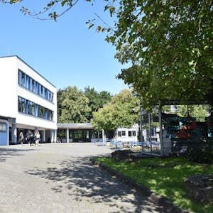 Schüler gehen über den Schulhof der Gesamtschule Windeck am Standort Herchen.