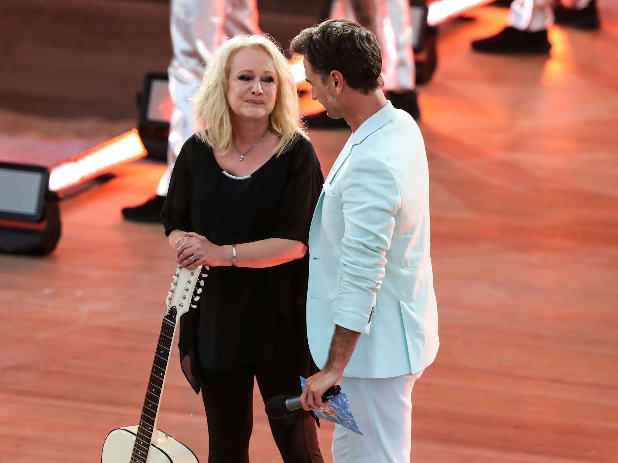Florian Silbereisen redet mit Sängerin Nicole.