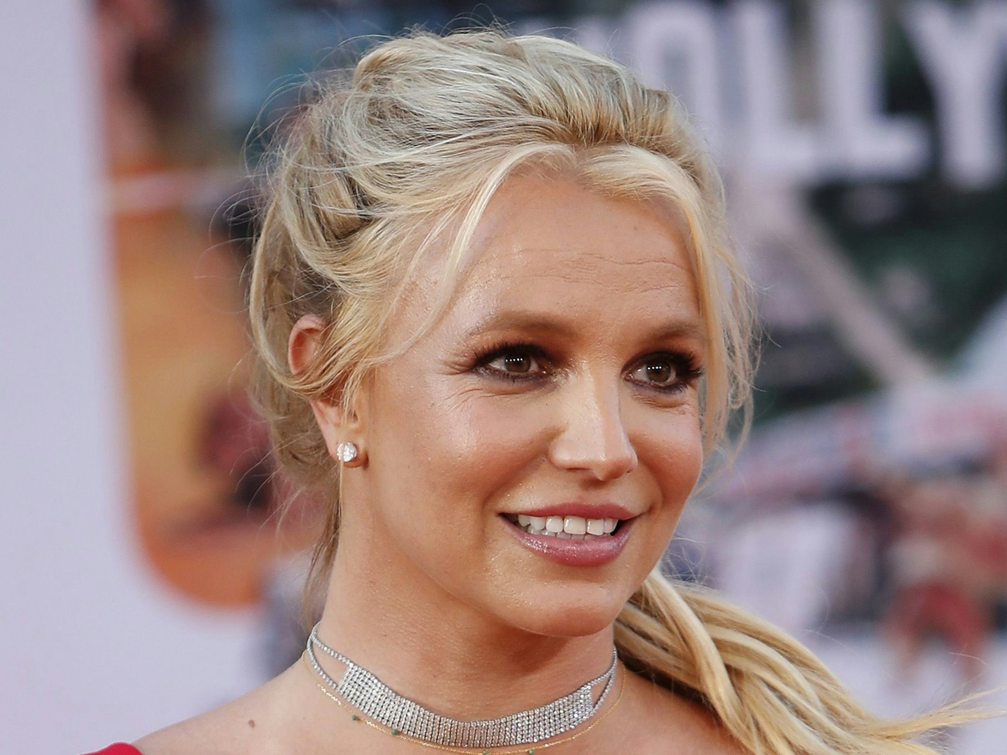 Die Sängerin Britney Spears lächelt in die Kamera.