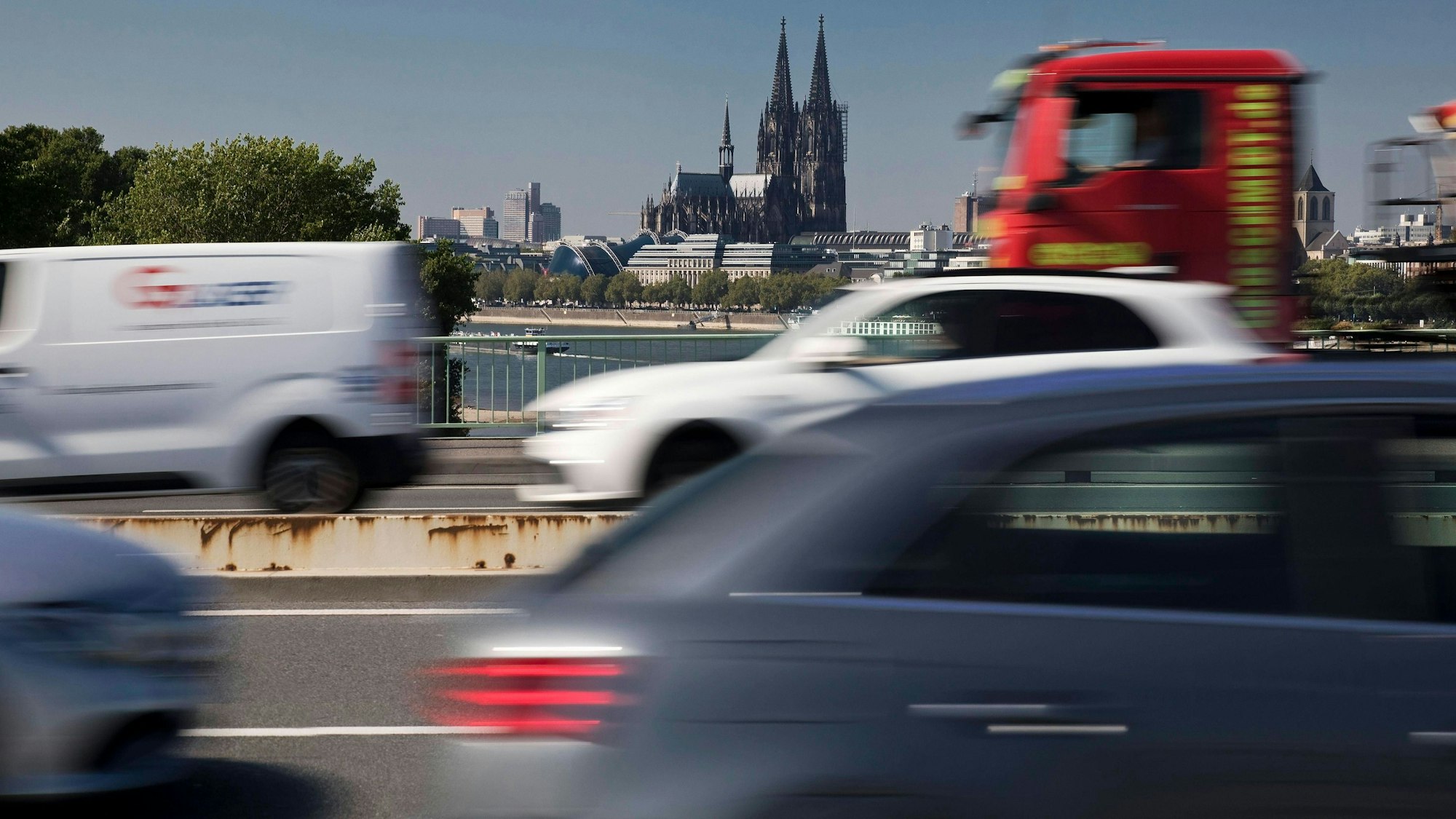 Die Kölner Zoobrücke gehört zu den am meisten befahrenen Routen in der Domstadt. Nun kommen Einschränkungen auf die Autofahrer zu. (Archivbild)