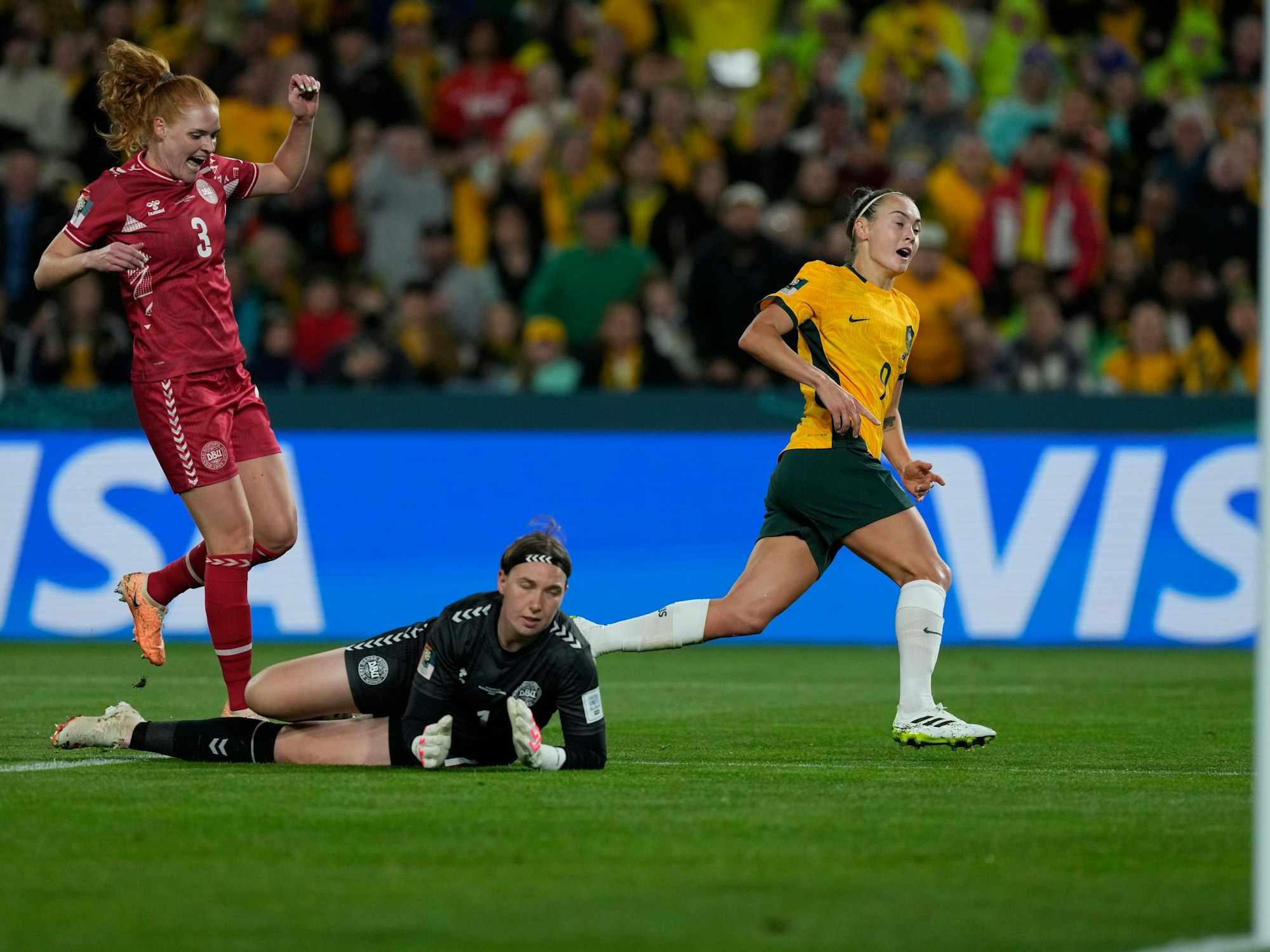 Australiens Caitlin Foord (r.) jubelt, nachdem sie den Treffer zum 1:0 erzielt hat.