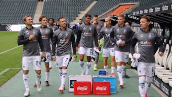 Die Ersatzspieler von Borussia Mönchengladbach gehen beim Testspiel gegen Montpellier am 5. August 2023 zur Borussia-Park-Ersatzbank.