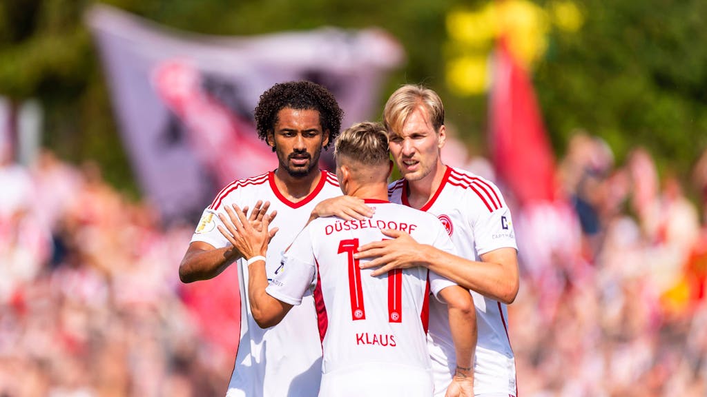 Fortuna Düsseldorfs Spieler Emmanuel Iyoha, Felix Klaus und Torschütze Vincent Vermeij jubeln über den zweiten Fortuna-Treffer beim FV Illertissen.