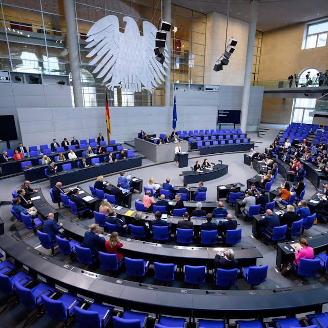 Berlin: Die Abgeordneten sitzen auf ihren Plätzen bei einer der Debatte über den Gesetzentwurf zur Fachkräfteeinwanderung in der Plenarsitzung im Deutschen Bundestag.&nbsp;