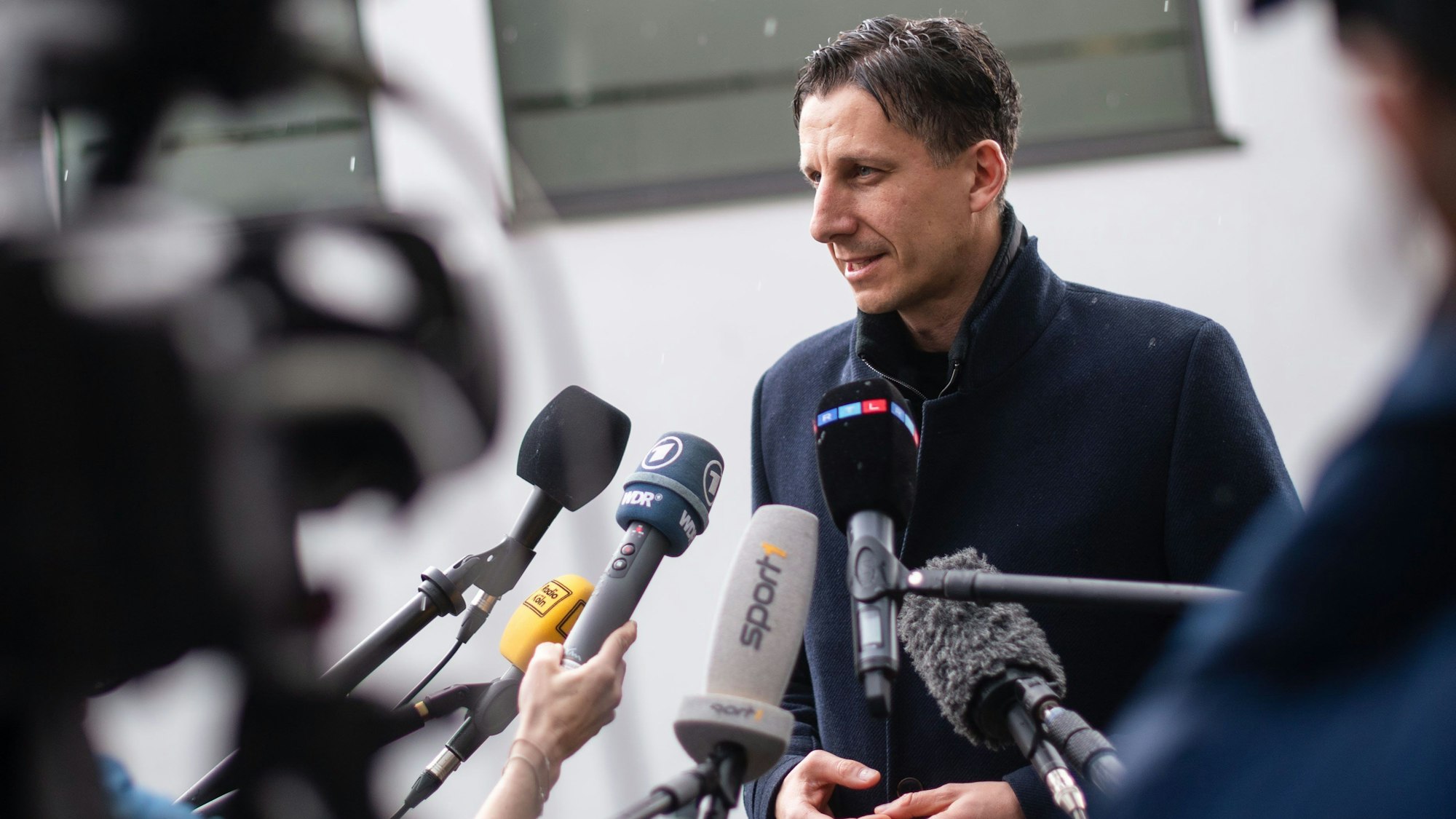 30. März 2023: Christian Keller, Geschäftsführer des 1. FC Köln, gibt Journalisten ein Statement.