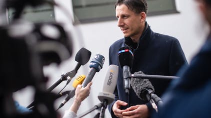 30. März 2023: Christian Keller, Geschäftsführer des 1. FC Köln, gibt Journalisten ein Statement.