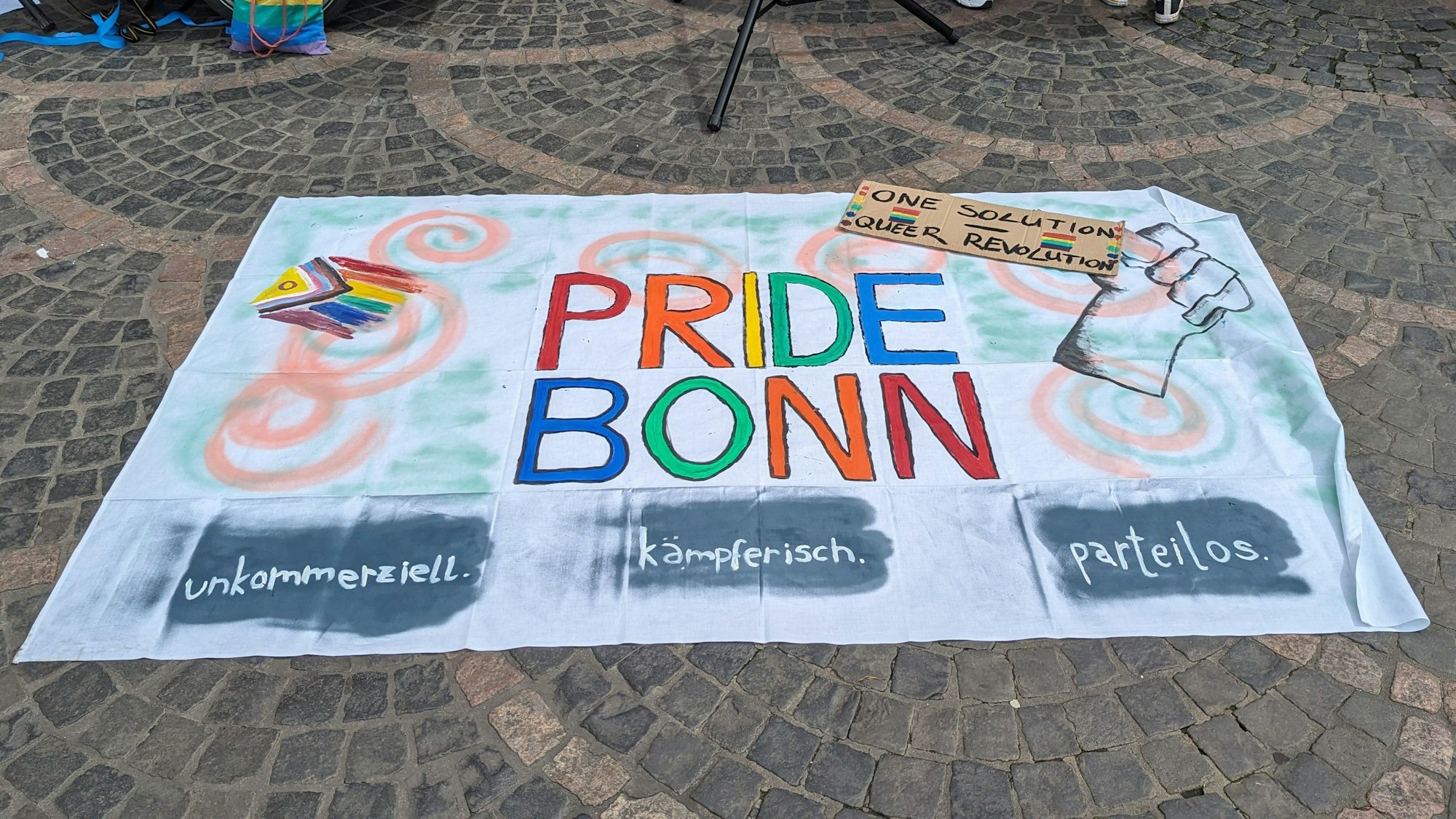 „Pride Bonn“ steht auf dem Banner, außerdem „unkommerziell, kämpferisch und parteilos“.