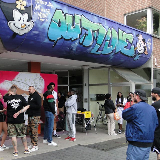 Die angereisten Künstler führten vor dem Laden von Outine vor, wie ein Graffiti entsteht. 