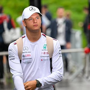 Mick Schumacher betritt das Fahrerlager in der Formel 1.