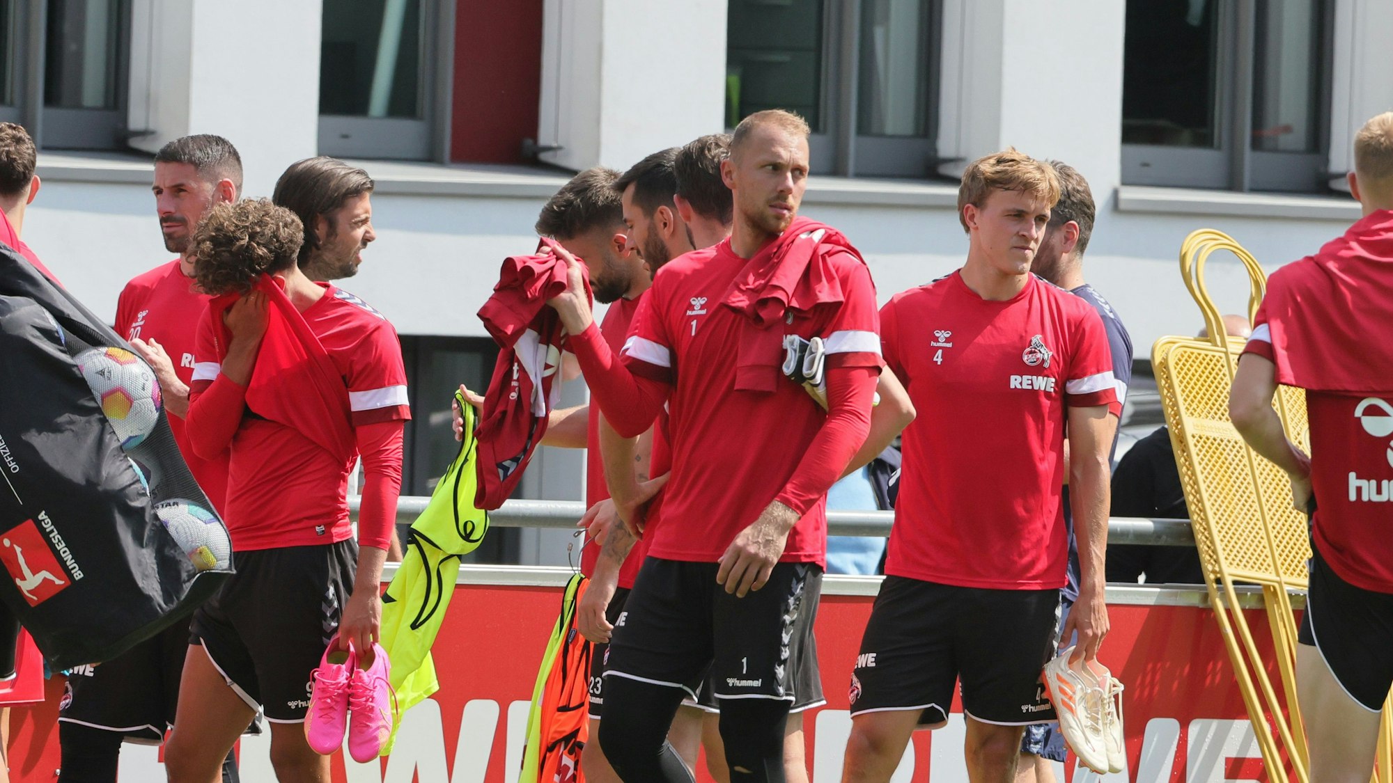 Marvin Schwäbe (M.) geht als klare Nummer eins des 1. FC Köln in die Saison.