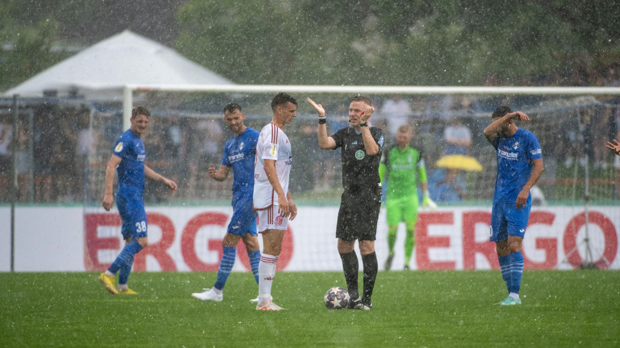 Schiedsrichter Lars Erbst unterbricht das Spiel zwischen Illertissen und Düsseldorf wegen eines Gewitters.