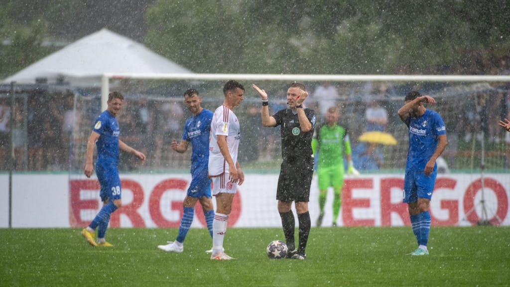 Schiedsrichter Lars Erbst unterbricht das Spiel zwischen Illertissen und Düsseldorf wegen eines Gewitters.&nbsp;