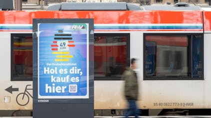 Die Werbung für das Deutschlandticket ist am Hauptbahnhof vor einer Bahn des ÖPNV zu sehen.&nbsp;