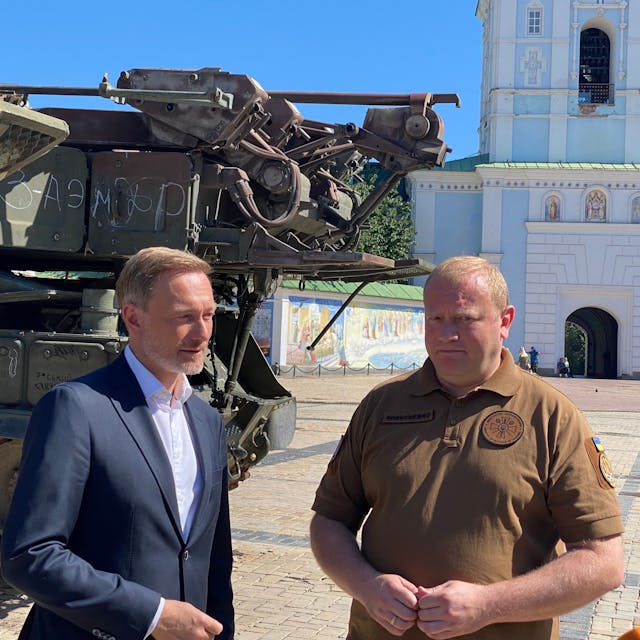 Christian Lindner (FDP, l), Bundesfinanzminister, steht in Kiew neben dem stellvertretenden Verteidigungsminister der Ukraine Andrij Schewtschenko auf dem Michaelsplatz vor erbeuteten russischen Panzern.