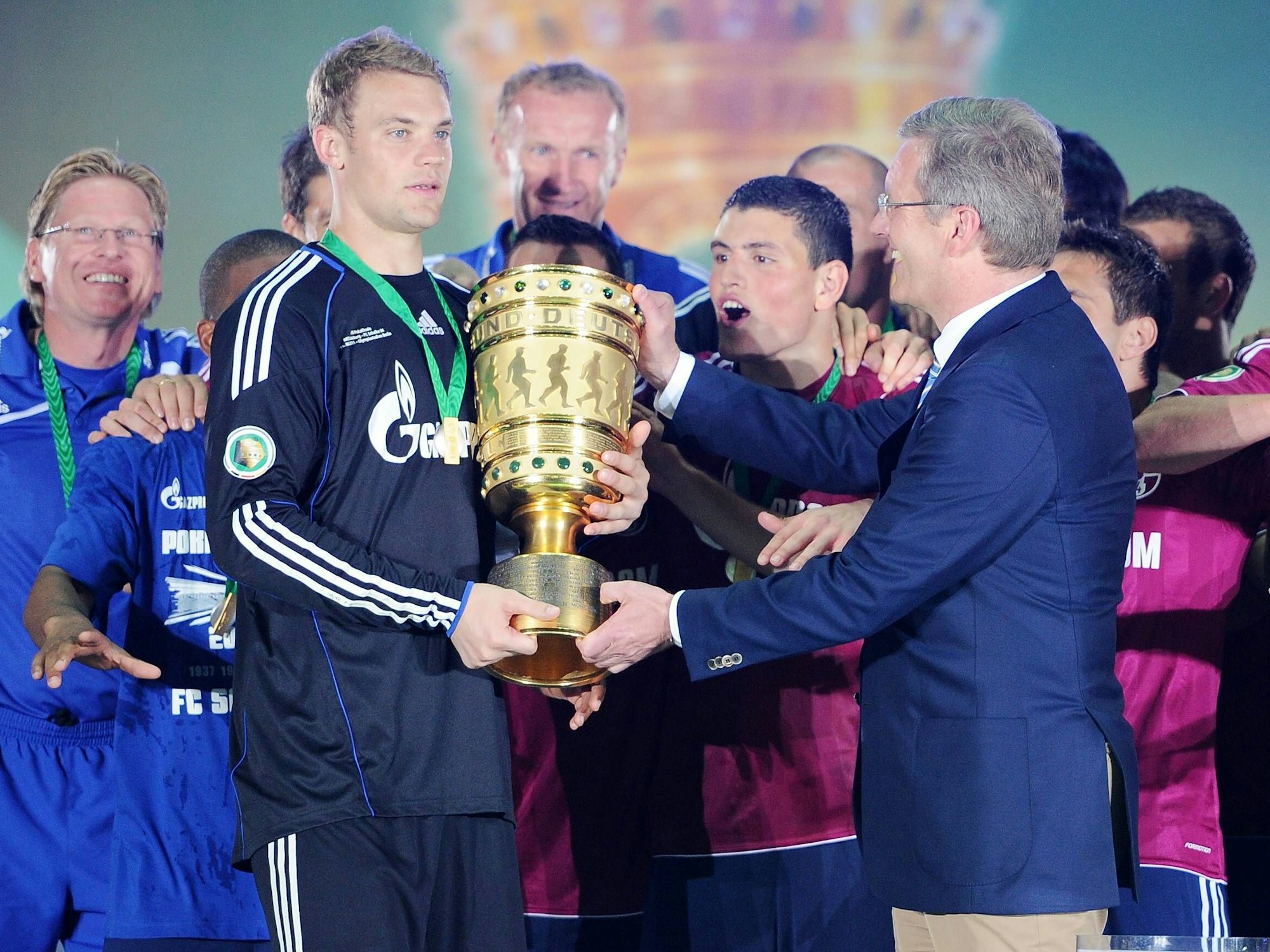 Manuel Neuer bekommt von Bundespräsident a.D. Wulff den DFB-Pokal 2011 überreicht. 