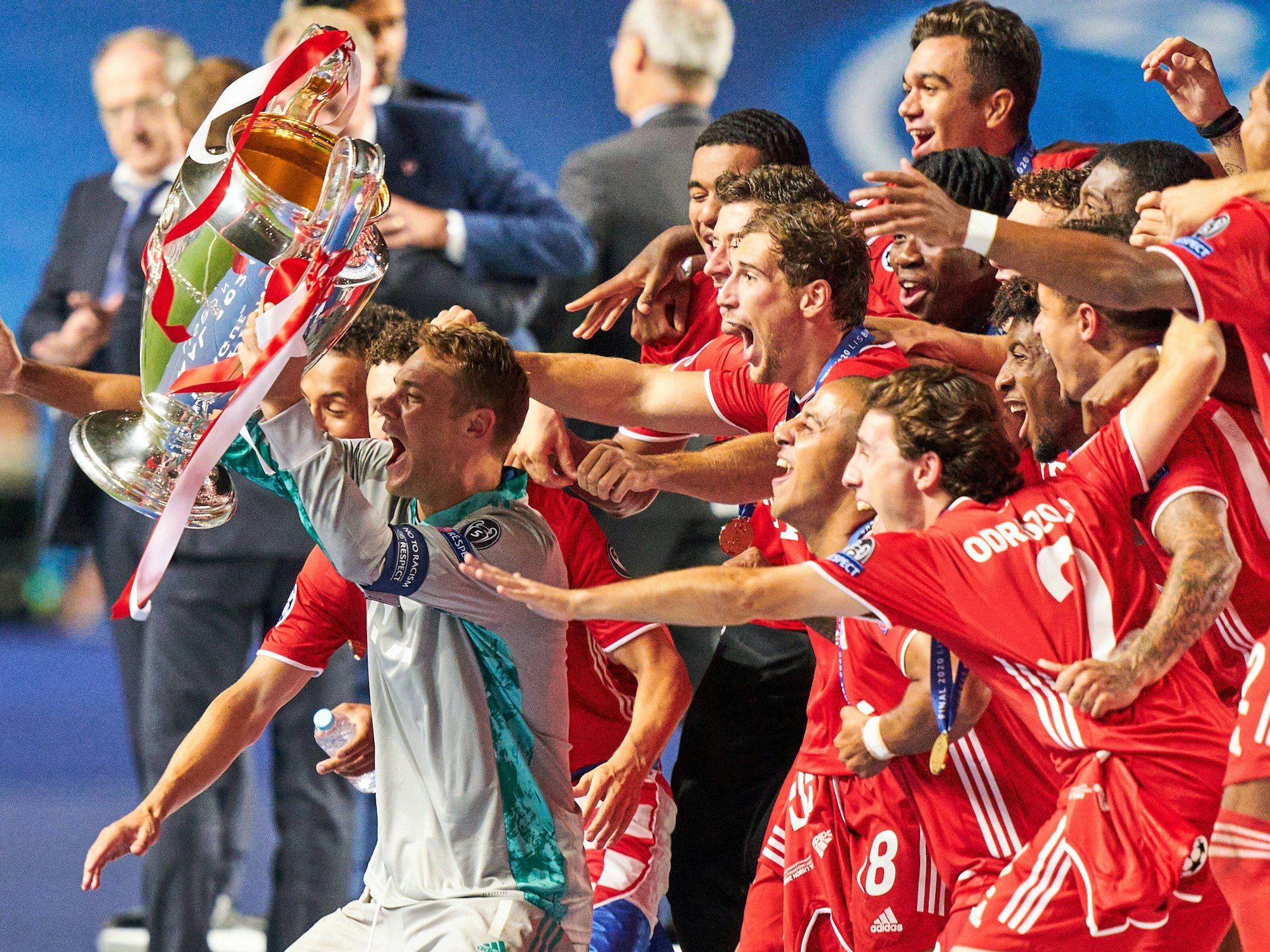 Manuel Neuer feiert mit dem FC Bayern den Champions League Titel 2020 in Lissabon. 