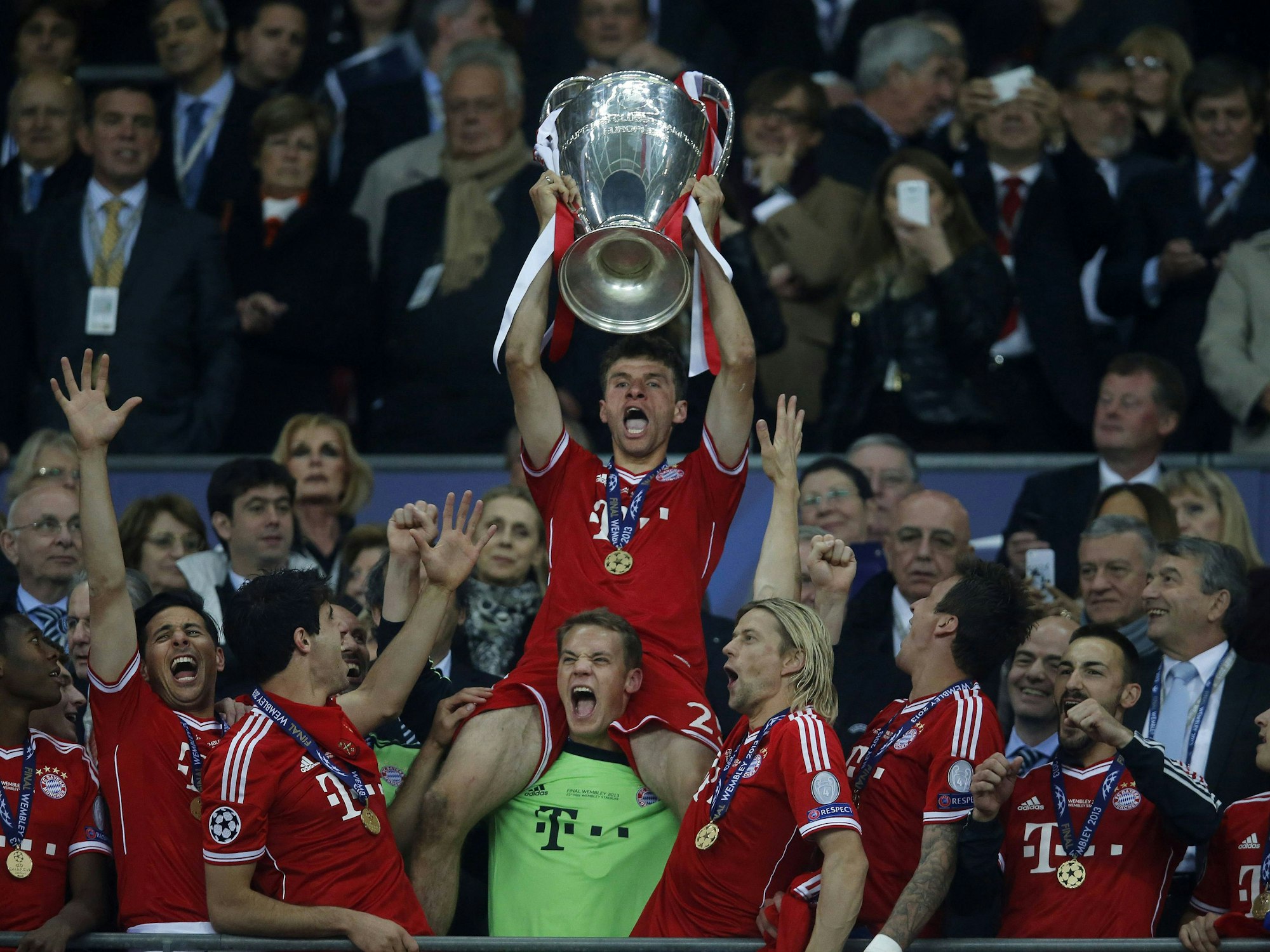 Thomas Müller feiert auf den Schultern von Manuel Neuer den Champions-League-Titel 2013.