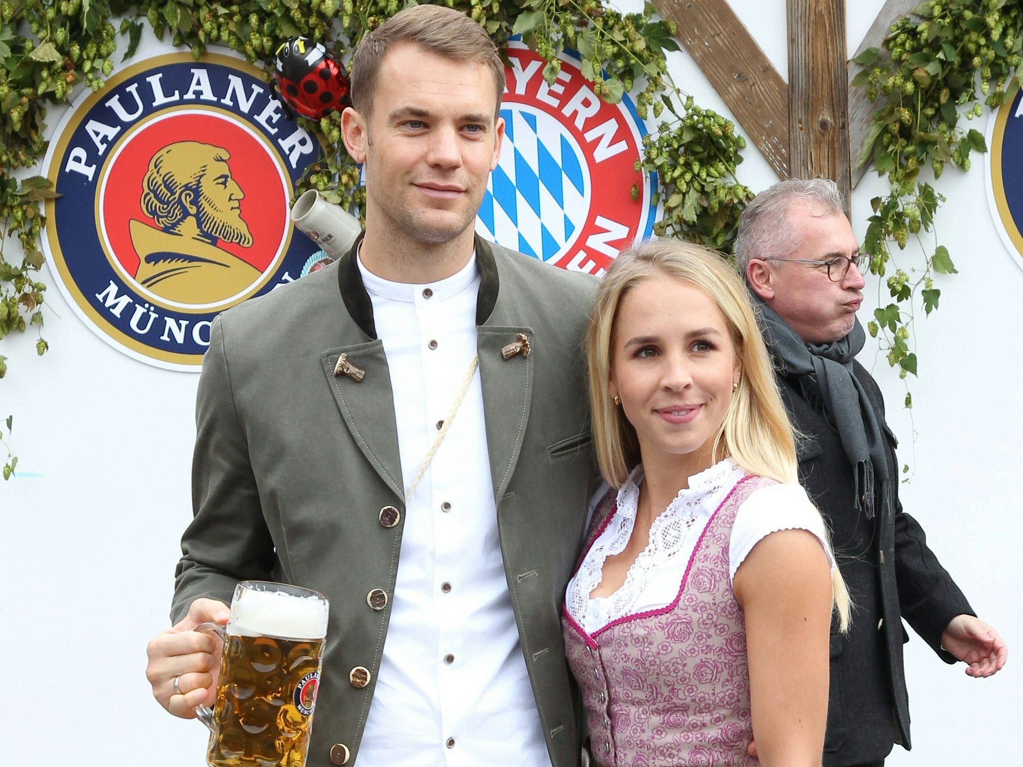Manuel Neuer mit Ehefrau Nina Weiss auf dem Münchner Oktoberfest 2019.